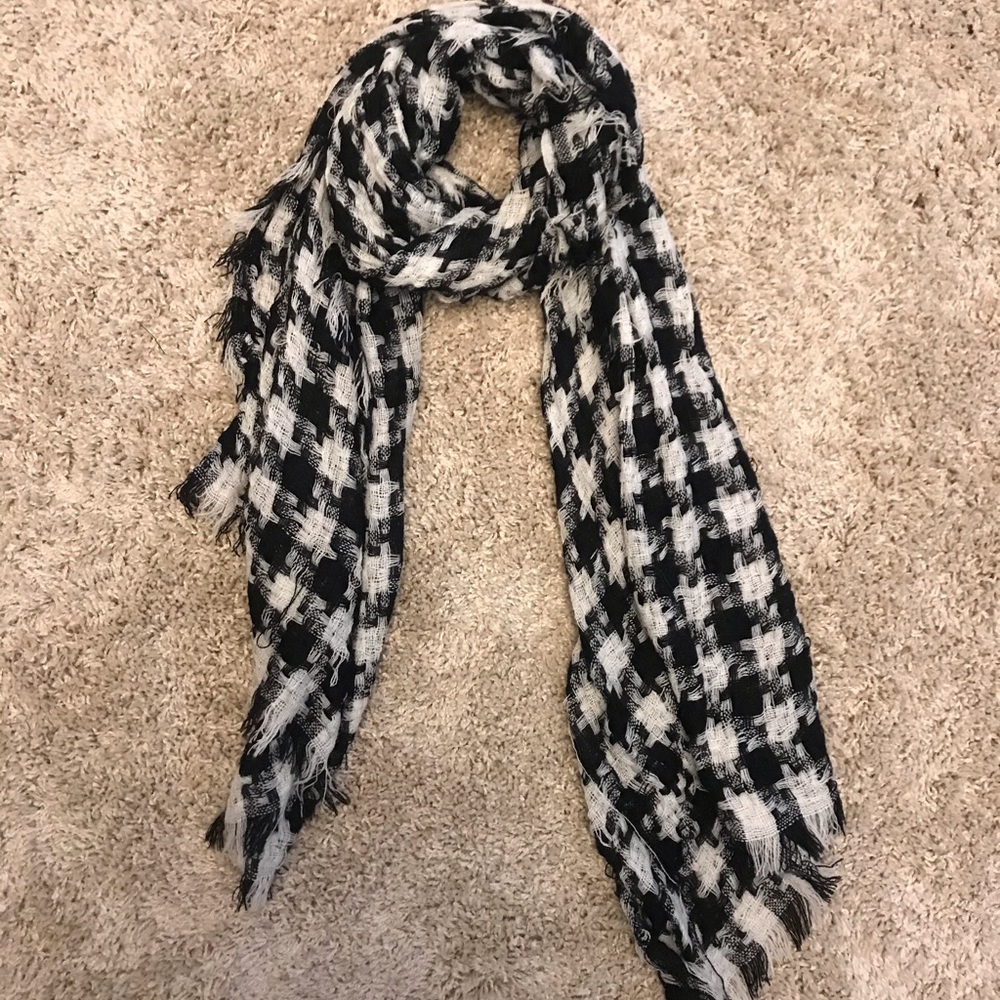 Houndstooth scarf
